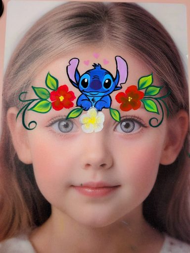 Mädchen mit bunten Blumen und einem Cartooncharakter auf der Stirn.