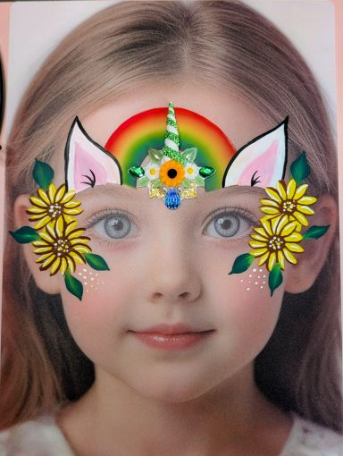 Mädchen mit bunten Zeichnungen auf dem Gesicht, darunter Ohren und Blumen.