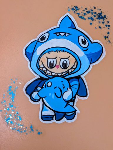 Ein Cartoon-Charakter in einem blauen Haifischkostüm hält einen blauen Delfin.