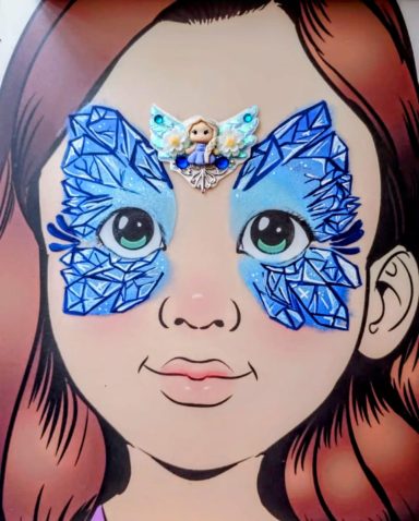 Mädchen mit geschminkten Schmetterlingsflügeln auf dem Gesicht in Blau.